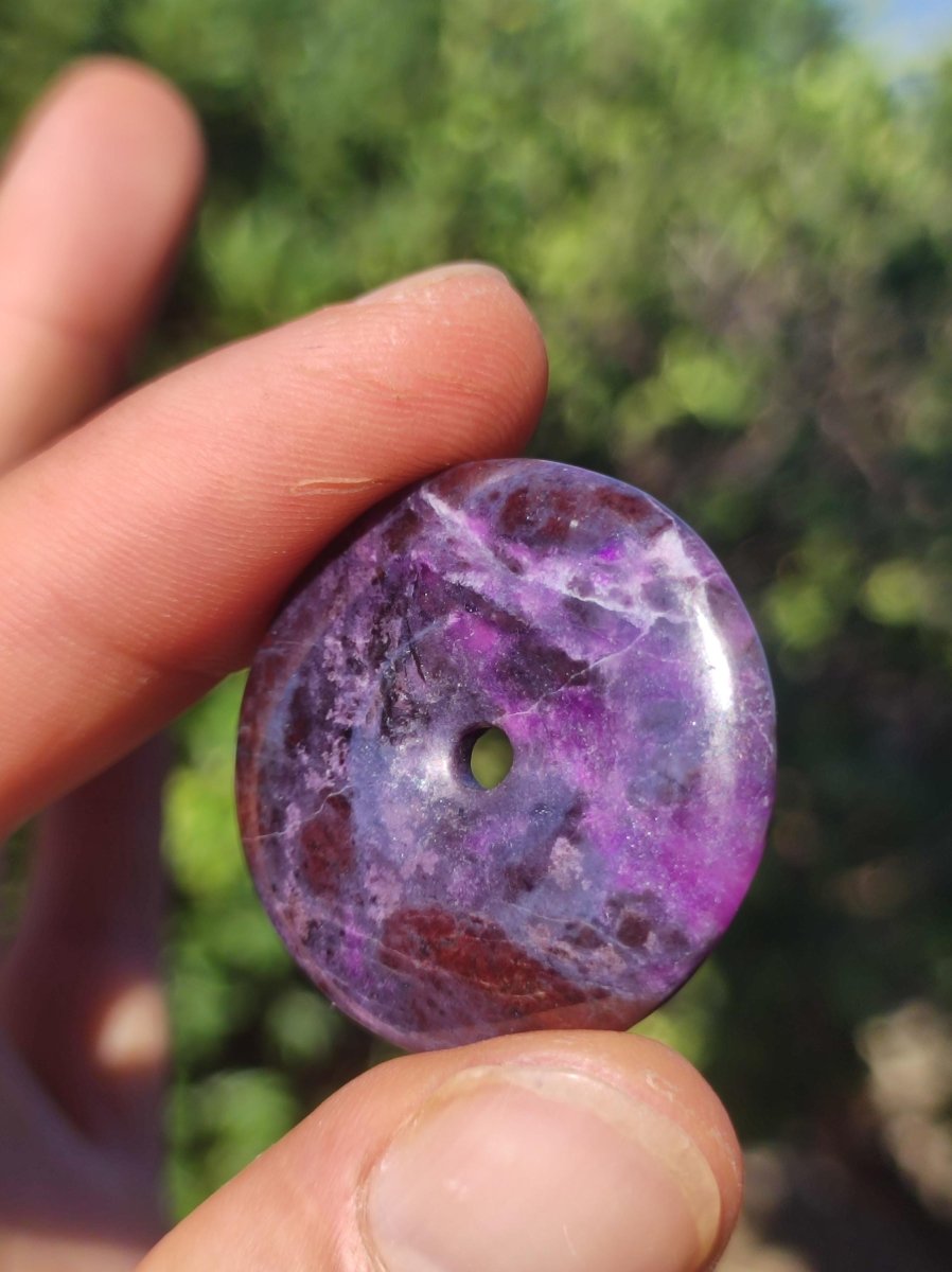 Sugilith Schutz Donut Edelstein Kristall Heilstein Rarität Selten Sammler Sugilit lila Anhänger rund Geschenk Mann Frau Er Sie Freund violet - Art of Nature Berlin