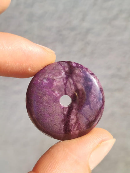 Sugilith Schutz Donut Edelstein Kristall Heilstein Rarität Selten Sammler Sugilit lila Anhänger rund Geschenk Mann Frau Er Sie Freund violet - Art of Nature Berlin