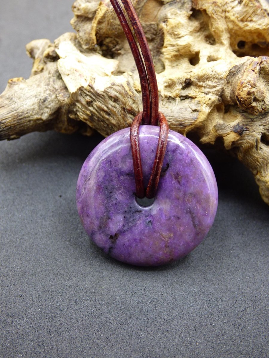 Sugilith Schutz Donut Edelstein Kristall Heilstein Rarität Selten Sammler Sugilit lila Anhänger rund Geschenk Mann Frau Er Sie Freund violet - Art of Nature Berlin