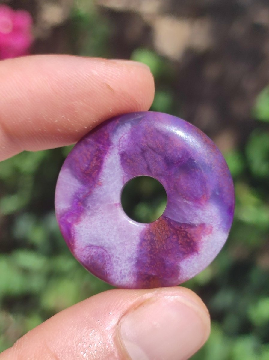 Sugilith Schutz Donut Edelstein Kristall Heilstein Rarität Selten Sammler Sugilit lila Anhänger rund Geschenk Mann Frau Er Sie Freund violet - Art of Nature Berlin