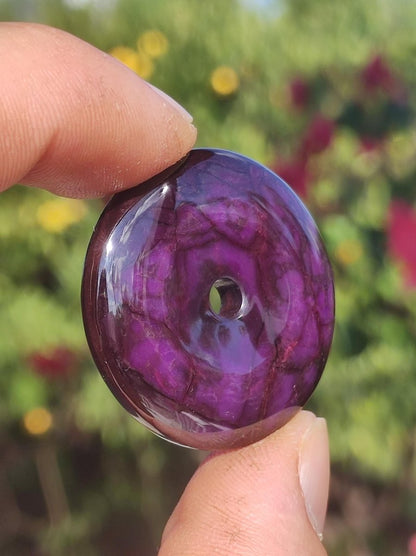 Sugilith Schutz Donut Edelstein Kristall Heilstein Rarität Selten Sammler Sugilit lila Anhänger rund Geschenk Mann Frau Er Sie Freund violet - Art of Nature Berlin