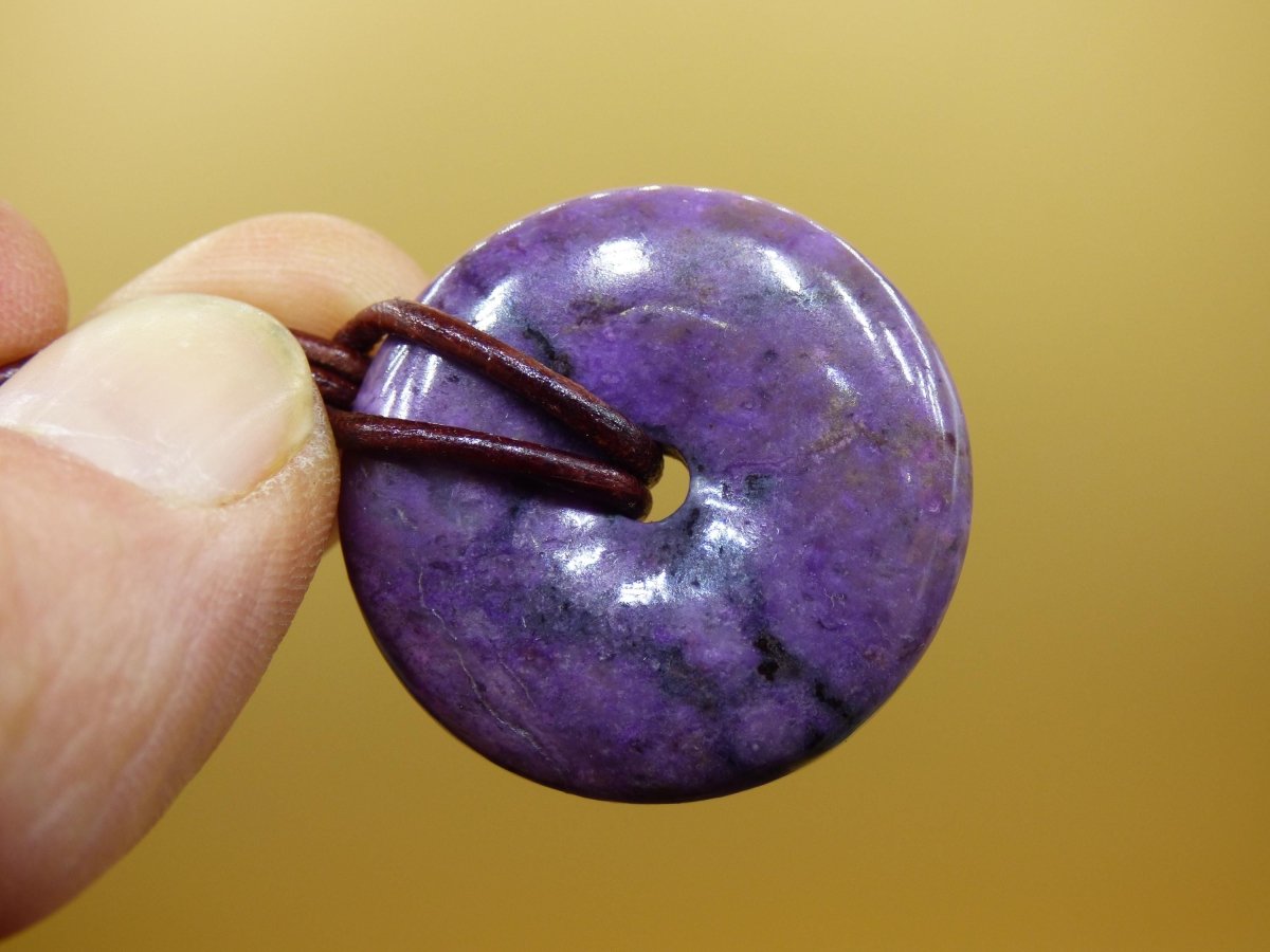 Sugilith Schutz Donut Edelstein Kristall Heilstein Rarität Selten Sammler Sugilit lila Anhänger rund Geschenk Mann Frau Er Sie Freund violet - Art of Nature Berlin