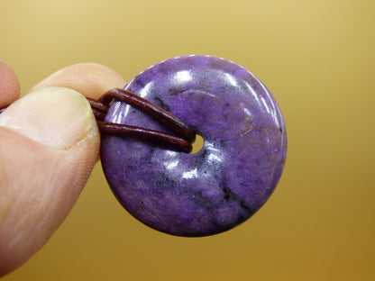 Sugilith Schutz Donut Edelstein Kristall Heilstein Rarität Selten Sammler Sugilit lila Anhänger rund Geschenk Mann Frau Er Sie Freund violet - Art of Nature Berlin
