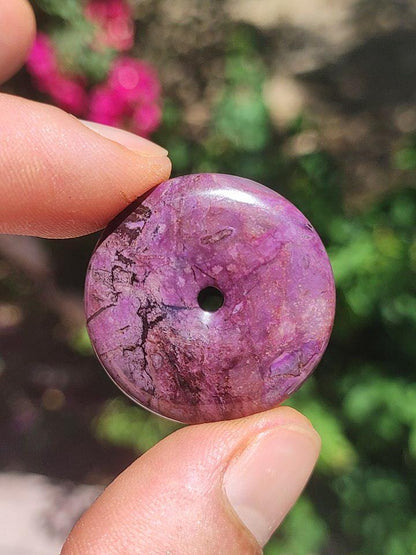 Sugilith Schutz Donut Edelstein Kristall Heilstein Rarität Selten Sammler Sugilit lila Anhänger rund Geschenk Mann Frau Er Sie Freund violet - Art of Nature Berlin