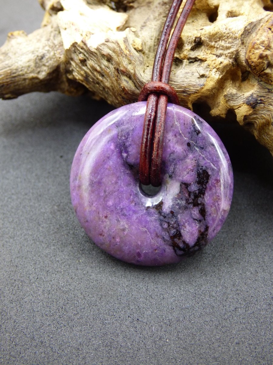 Sugilith Schutz Donut Edelstein Kristall Heilstein Rarität Selten Sammler Sugilit lila Anhänger rund Geschenk Mann Frau Er Sie Freund violet - Art of Nature Berlin