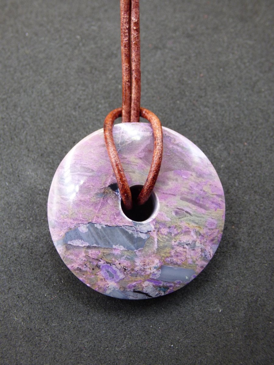 Sugilith Schutz Donut Edelstein Kristall Heilstein Rarität Selten Sammler Sugilit lila Anhänger rund Geschenk Mann Frau Er Sie Freund violet - Art of Nature Berlin