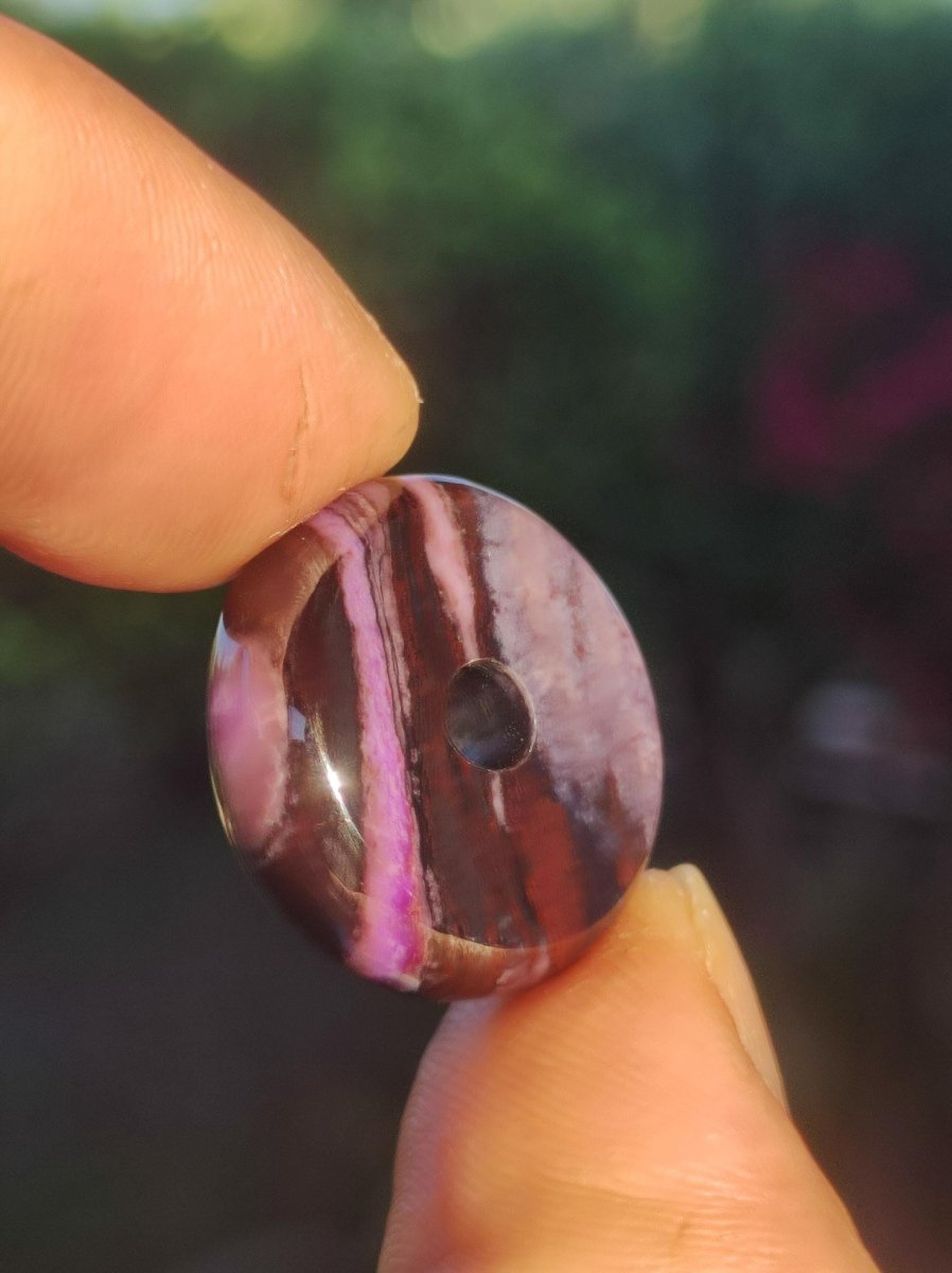 Sugilith Schutz Donut Edelstein Kristall Heilstein Rarität Selten Sammler Sugilit lila Anhänger rund Geschenk Mann Frau Er Sie Freund violet - Art of Nature Berlin