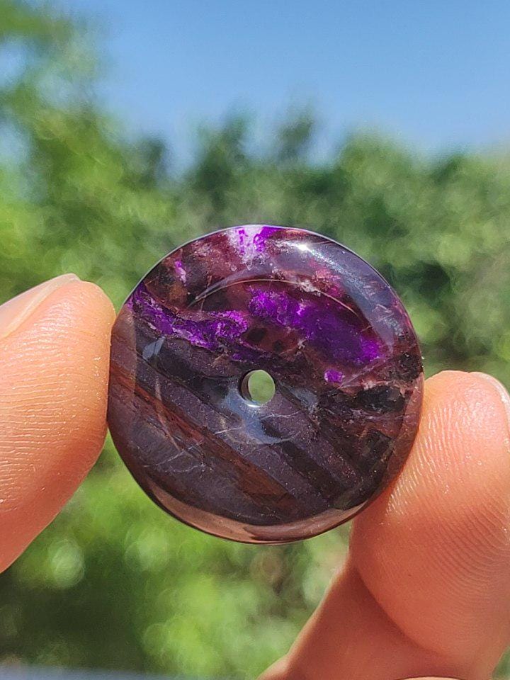 Sugilith Schutz Donut Edelstein Kristall Heilstein Rarität Selten Sammler Sugilit lila Anhänger rund Geschenk Mann Frau Er Sie Freund violet - Art of Nature Berlin