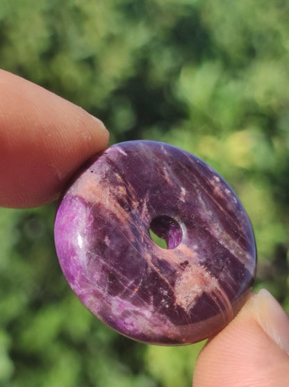 Sugilith Schutz Donut Edelstein Kristall Heilstein Rarität Selten Sammler Sugilit lila Anhänger rund Geschenk Mann Frau Er Sie Freund violet - Art of Nature Berlin