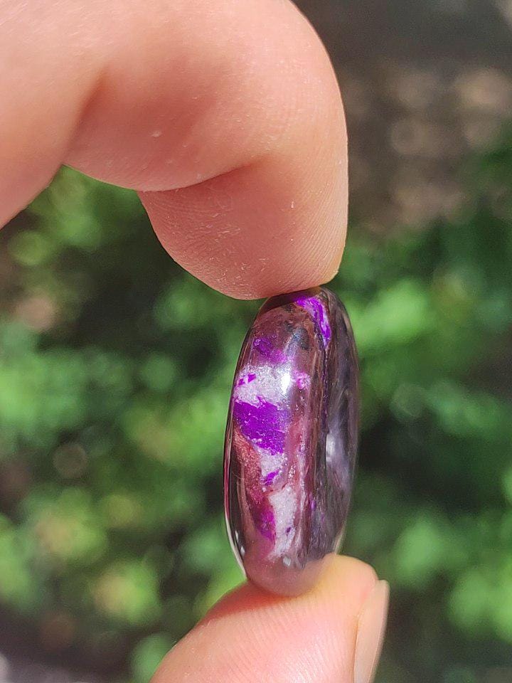 Sugilith Schutz Donut Edelstein Kristall Heilstein Rarität Selten Sammler Sugilit lila Anhänger rund Geschenk Mann Frau Er Sie Freund violet - Art of Nature Berlin