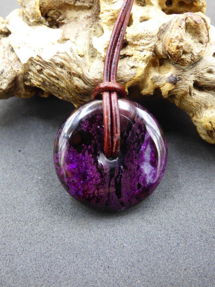 Sugilith Schutz Donut Edelstein Kristall Heilstein Rarität Selten Sammler Sugilit lila Anhänger rund Geschenk Mann Frau Er Sie Freund violet - Art of Nature Berlin