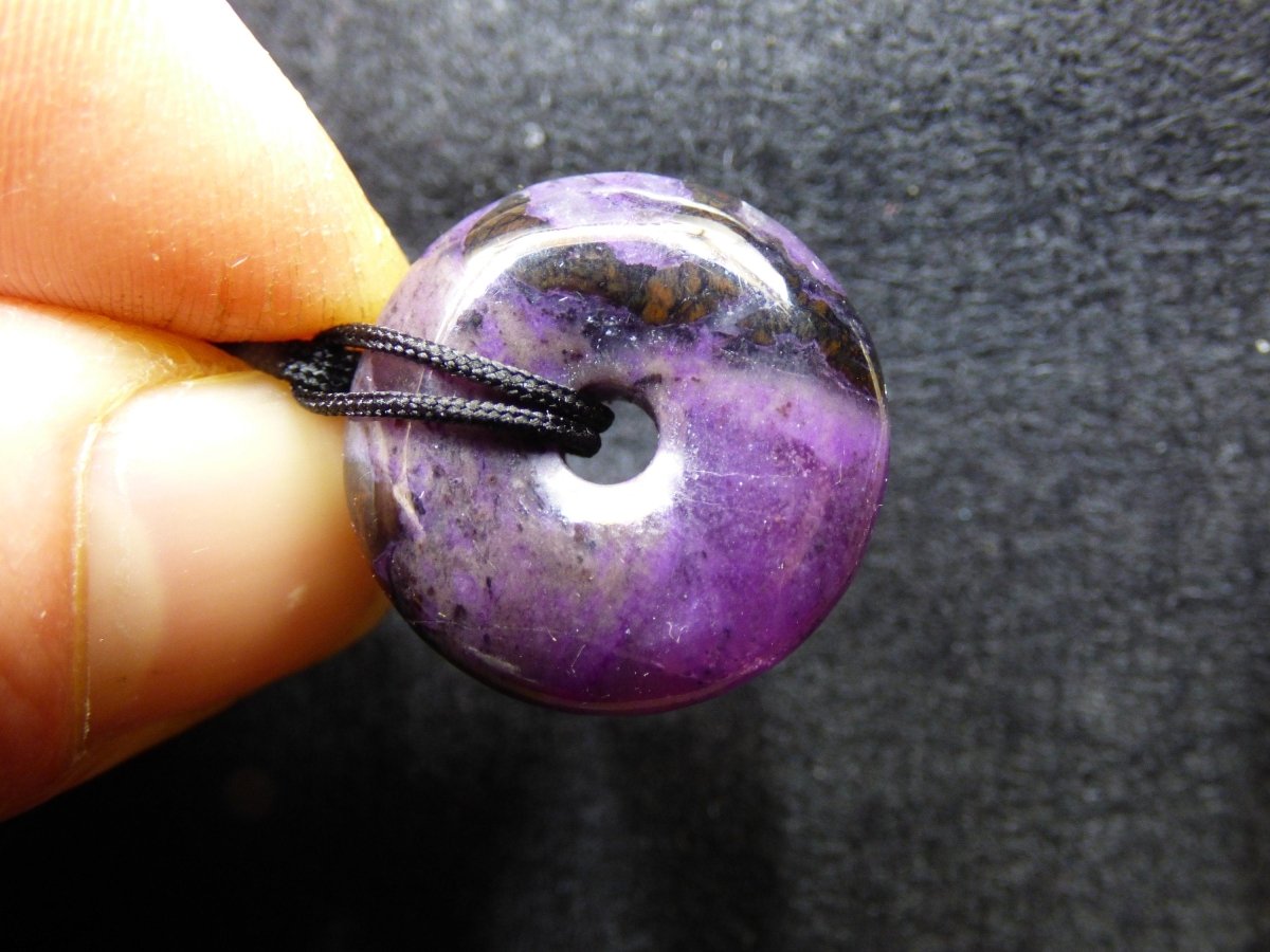 Sugilith Schutz Donut Edelstein Kristall Heilstein Rarität Selten Sammler Sugilit lila Anhänger rund Geschenk Mann Frau Er Sie Freund violet - Art of Nature Berlin