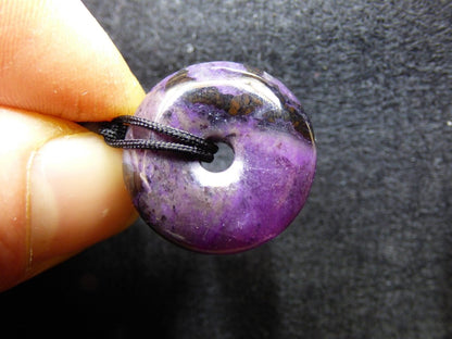 Sugilith Schutz Donut Edelstein Kristall Heilstein Rarität Selten Sammler Sugilit lila Anhänger rund Geschenk Mann Frau Er Sie Freund violet - Art of Nature Berlin