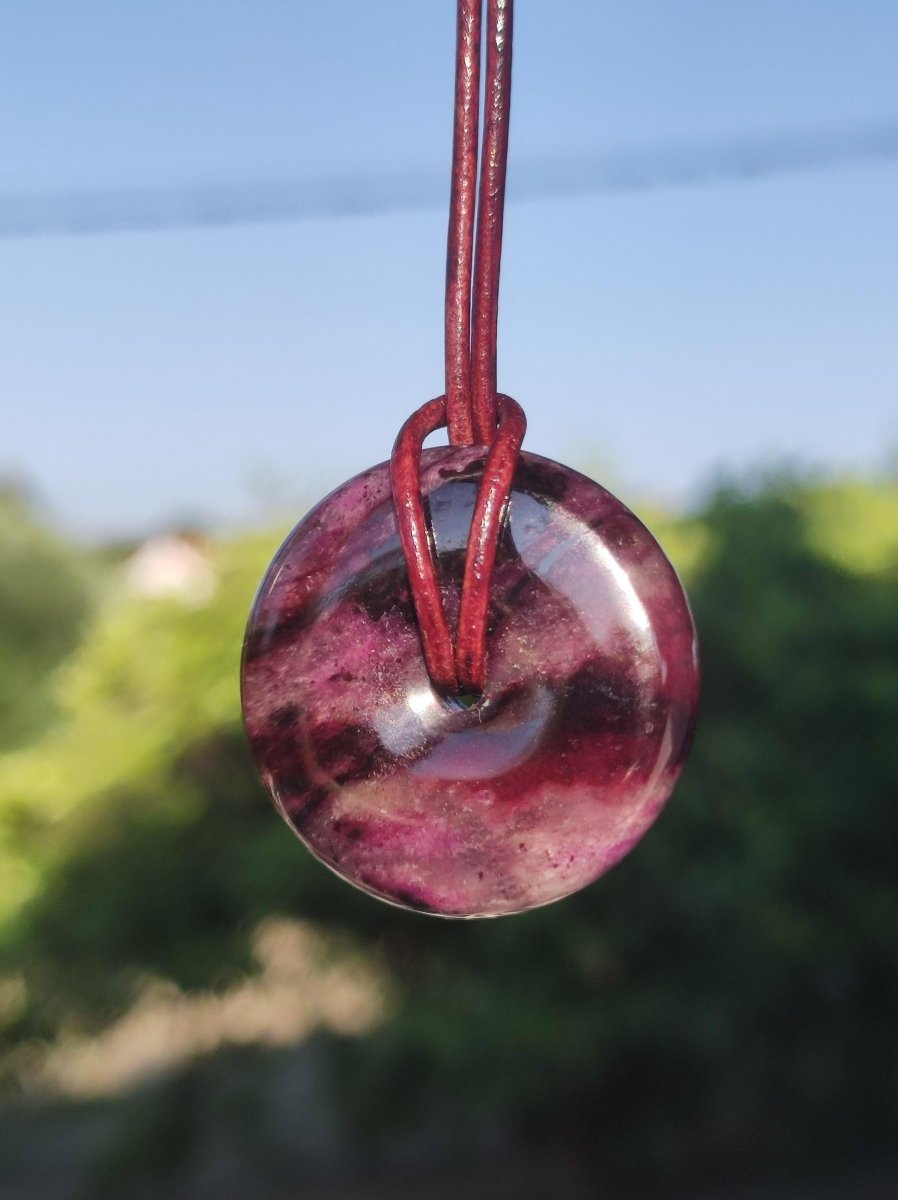Sugilith Schutz Donut Edelstein Kristall Heilstein Rarität Selten Sammler Sugilit lila Anhänger rund Geschenk Mann Frau Er Sie Freund violet - Art of Nature Berlin