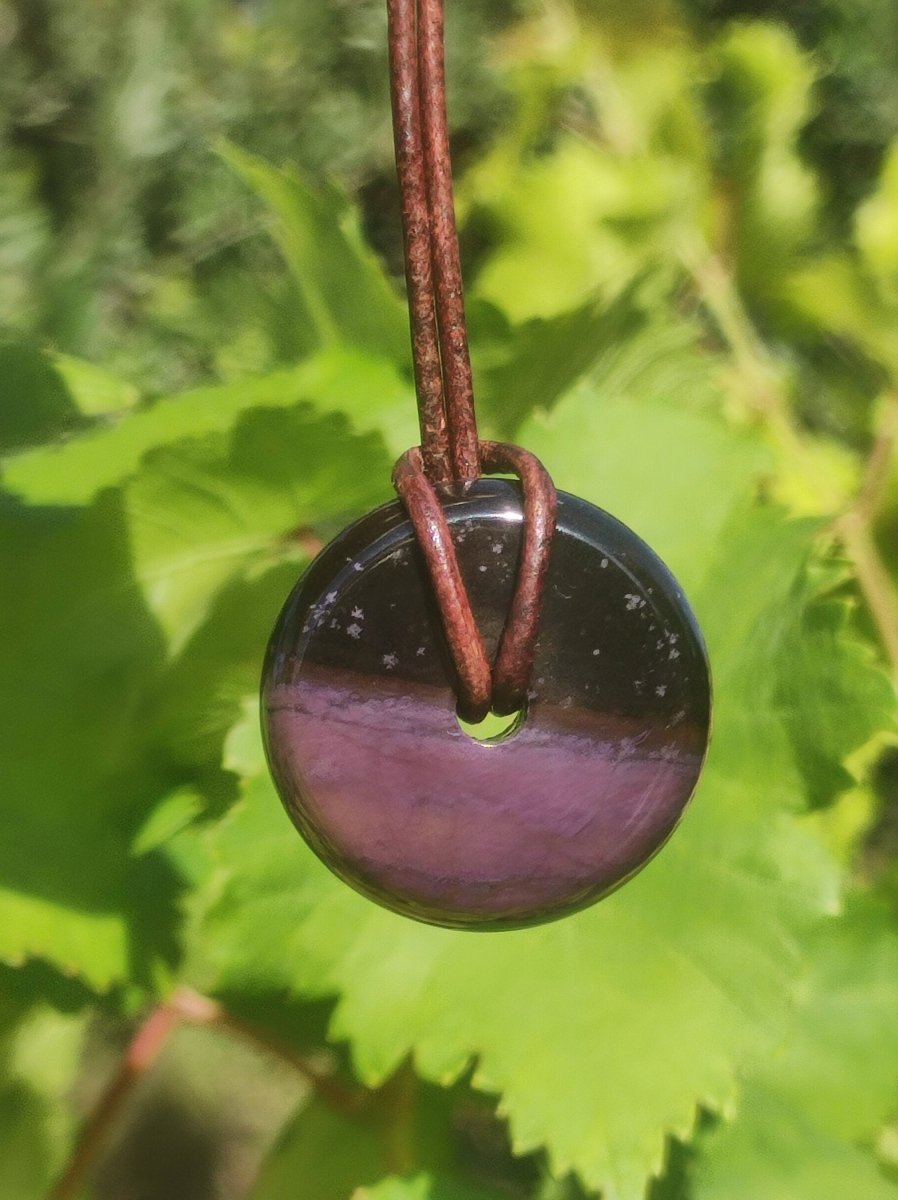 Sugilith Schutz Donut Edelstein Kristall Heilstein Rarität Selten Sammler Sugilit lila Anhänger rund Geschenk Mann Frau Er Sie Freund violet - Art of Nature Berlin