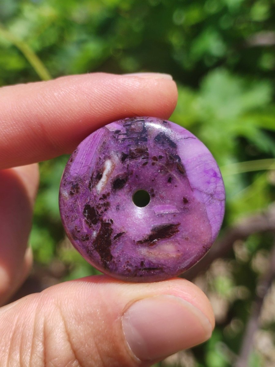 Sugilith Schutz Donut Edelstein Kristall Heilstein Rarität Selten Sammler Sugilit lila Anhänger rund Geschenk Mann Frau Er Sie Freund violet - Art of Nature Berlin