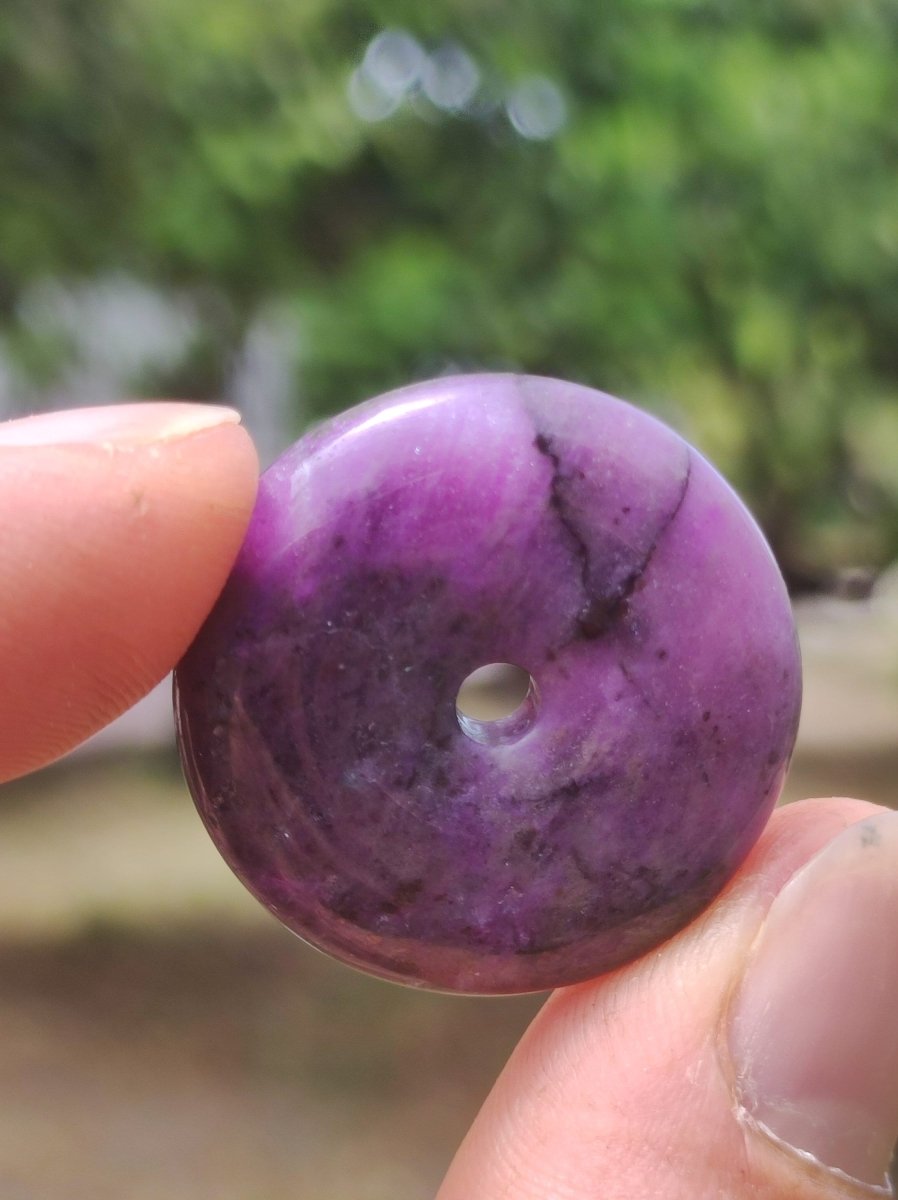 Sugilith Schutz Donut Edelstein Kristall Heilstein Rarität Selten Sammler Sugilit lila Anhänger rund Geschenk Mann Frau Er Sie Freund violet - Art of Nature Berlin