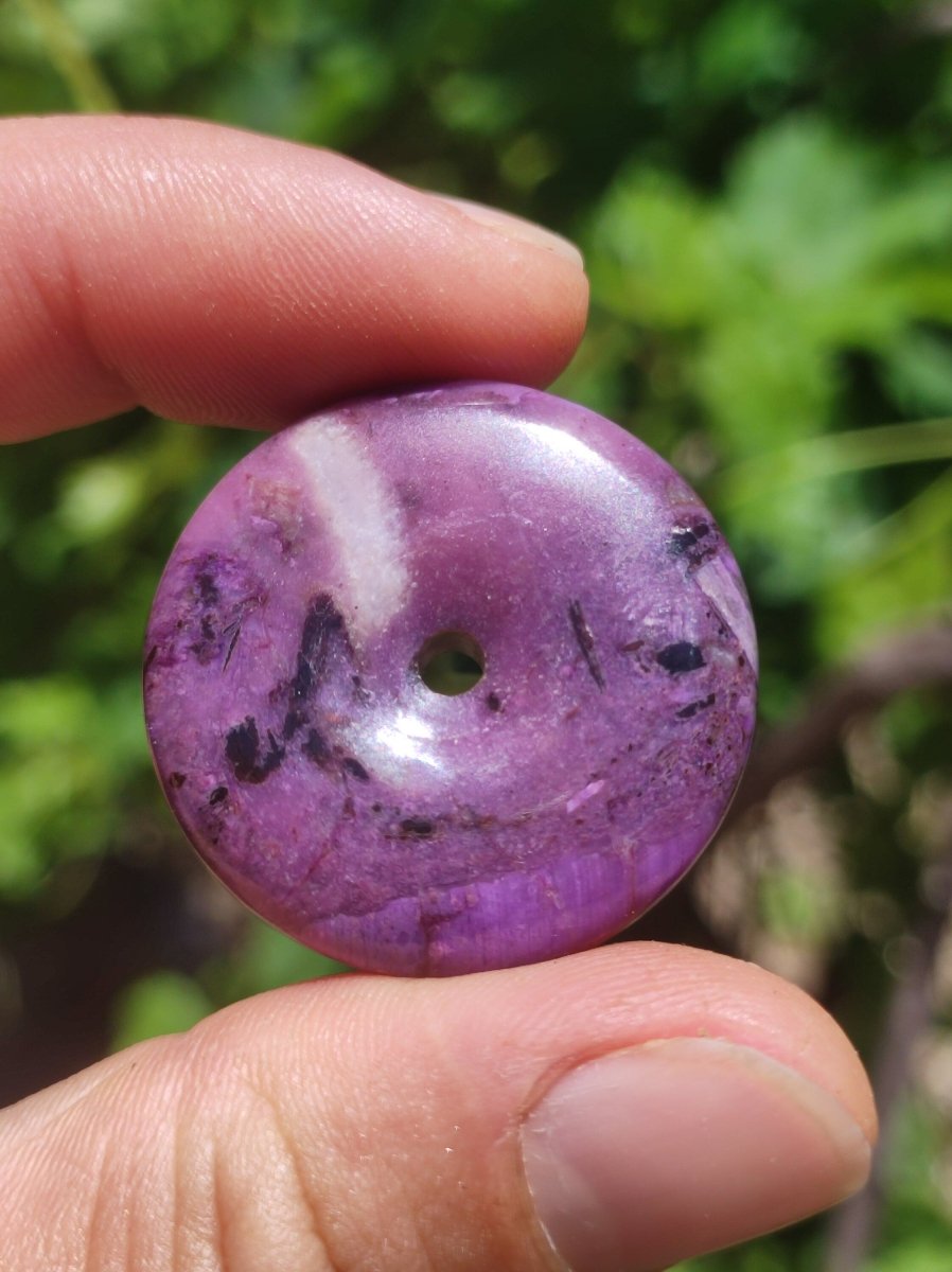 Sugilith Schutz Donut Edelstein Kristall Heilstein Rarität Selten Sammler Sugilit lila Anhänger rund Geschenk Mann Frau Er Sie Freund violet - Art of Nature Berlin