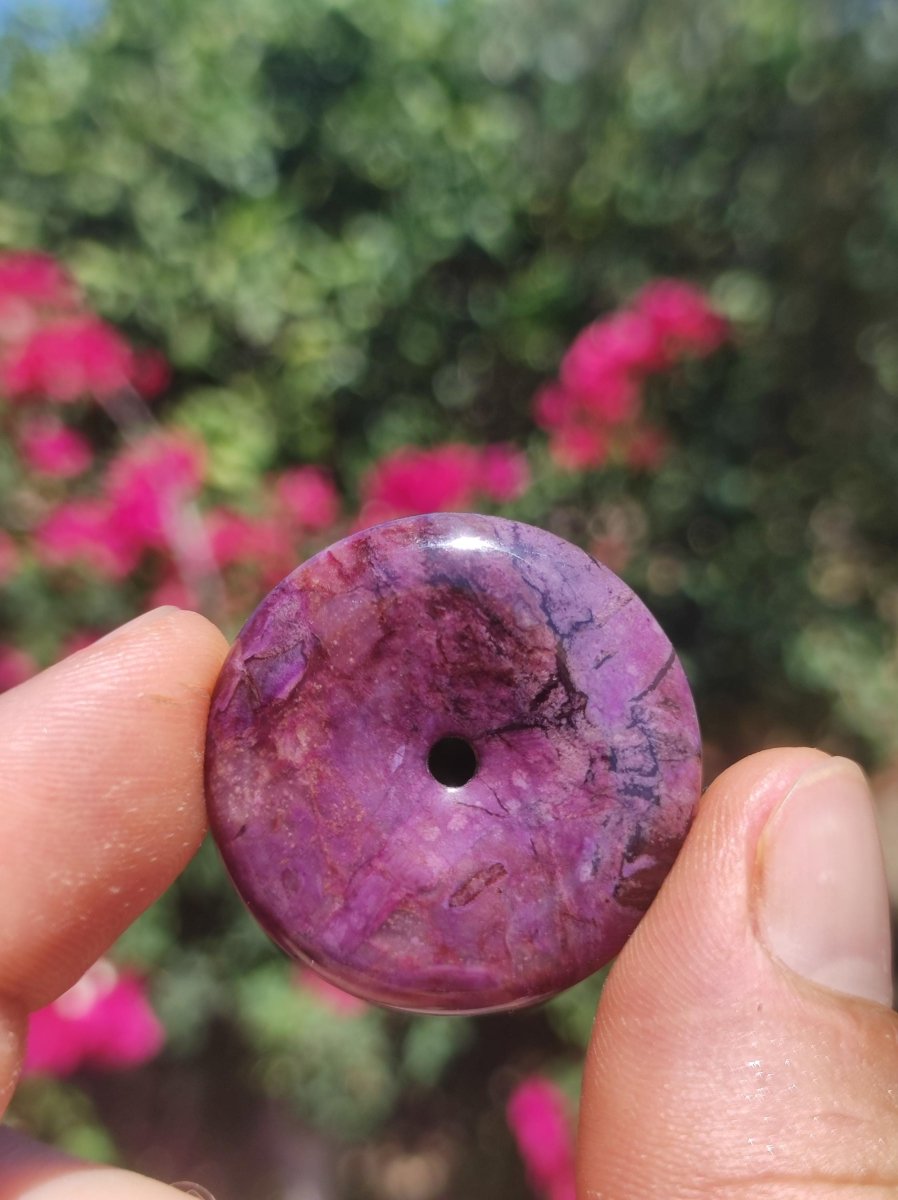 Sugilith Schutz Donut Edelstein Kristall Heilstein Rarität Selten Sammler Sugilit lila Anhänger rund Geschenk Mann Frau Er Sie Freund violet - Art of Nature Berlin