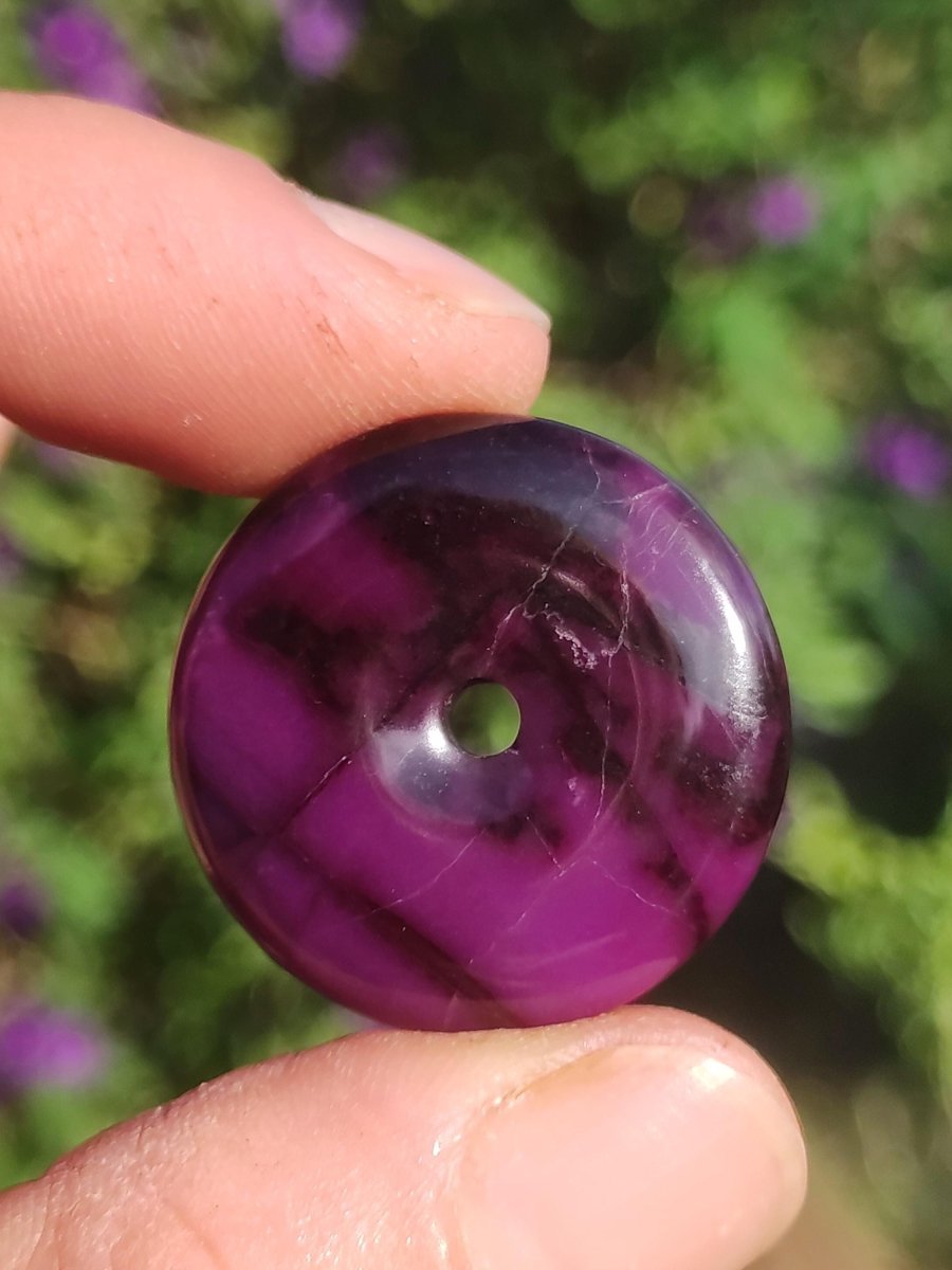 Sugilith Schutz Donut Edelstein Kristall Heilstein Rarität Selten Sammler Sugilit lila Anhänger rund Geschenk Mann Frau Er Sie Freund violet - Art of Nature Berlin