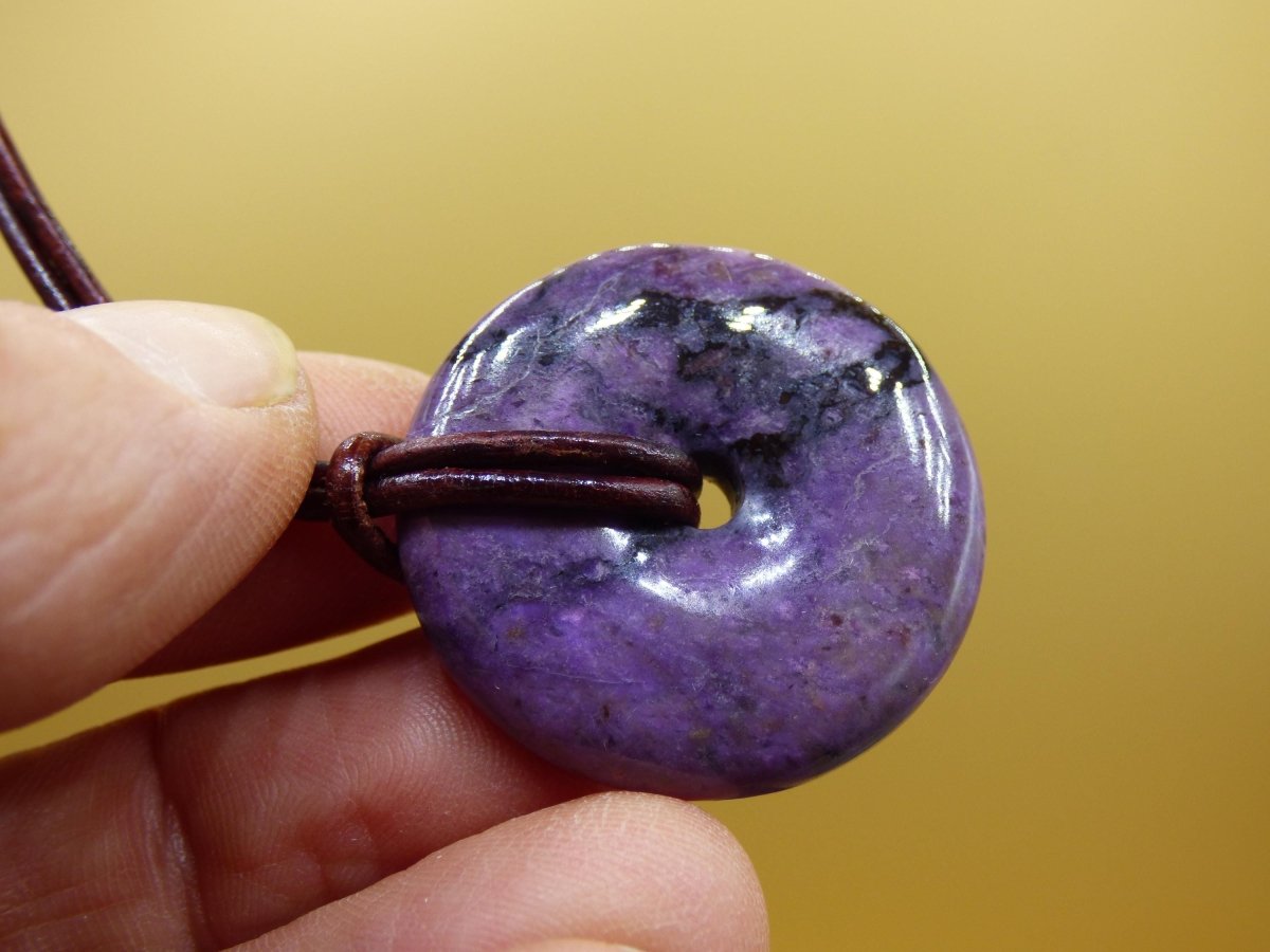 Sugilith Schutz Donut Edelstein Kristall Heilstein Rarität Selten Sammler Sugilit lila Anhänger rund Geschenk Mann Frau Er Sie Freund violet - Art of Nature Berlin