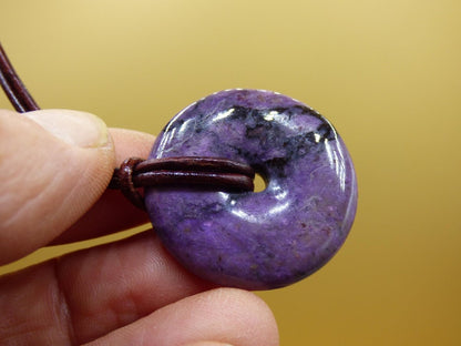 Sugilith Schutz Donut Edelstein Kristall Heilstein Rarität Selten Sammler Sugilit lila Anhänger rund Geschenk Mann Frau Er Sie Freund violet - Art of Nature Berlin