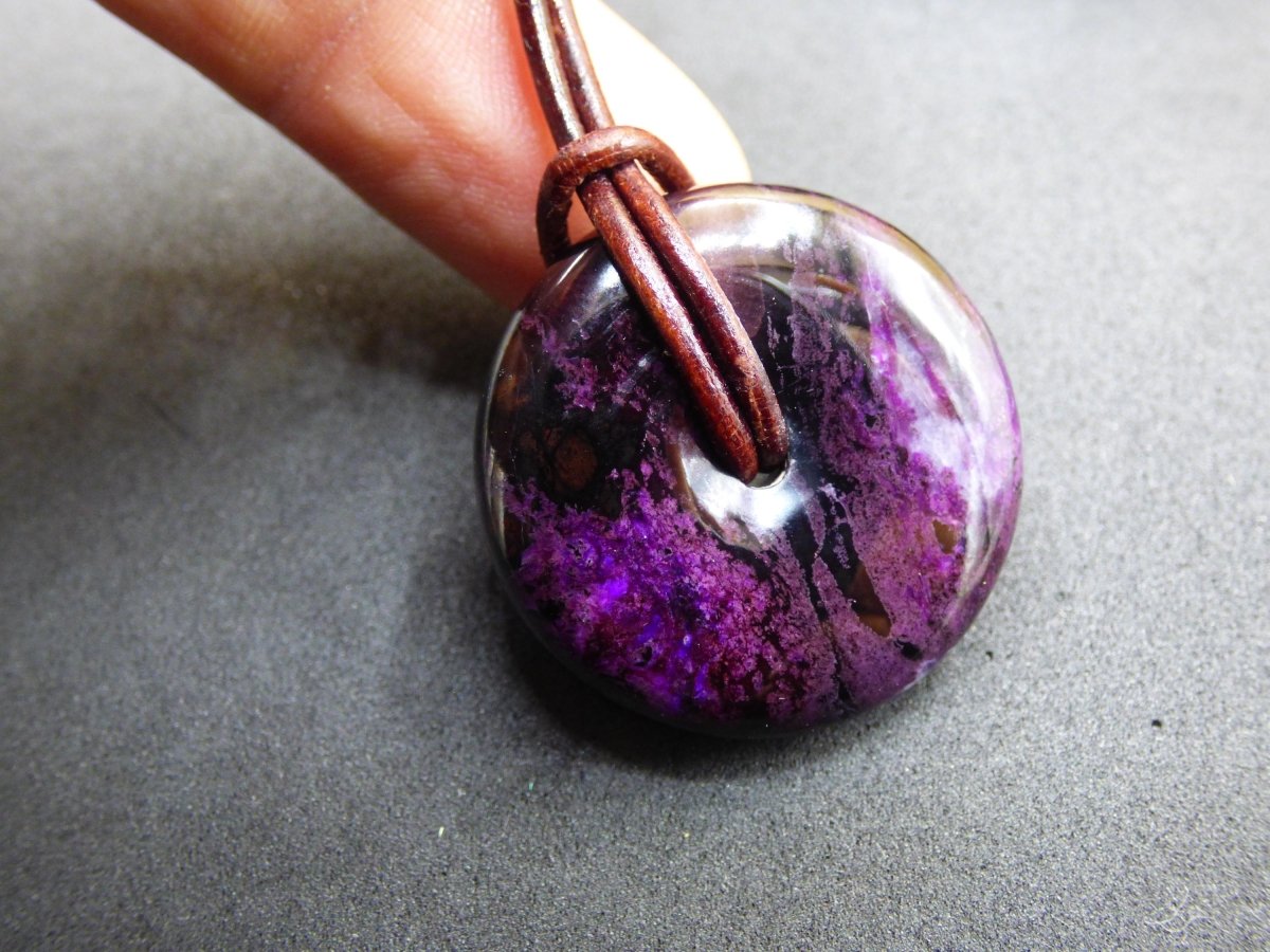 Sugilith Schutz Donut Edelstein Kristall Heilstein Rarität Selten Sammler Sugilit lila Anhänger rund Geschenk Mann Frau Er Sie Freund violet - Art of Nature Berlin