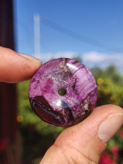 Sugilith Schutz Donut Edelstein Kristall Heilstein Rarität Selten Sammler Sugilit lila Anhänger rund Geschenk Mann Frau Er Sie Freund violet - Art of Nature Berlin