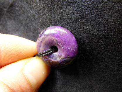 Sugilith Schutz Donut Edelstein Kristall Heilstein Rarität Selten Sammler Sugilit lila Anhänger rund Geschenk Mann Frau Er Sie Freund violet - Art of Nature Berlin
