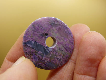 Sugilith Schutz Donut Edelstein Kristall Heilstein Rarität Selten Sammler Sugilit lila Anhänger rund Geschenk Mann Frau Er Sie Freund violet - Art of Nature Berlin