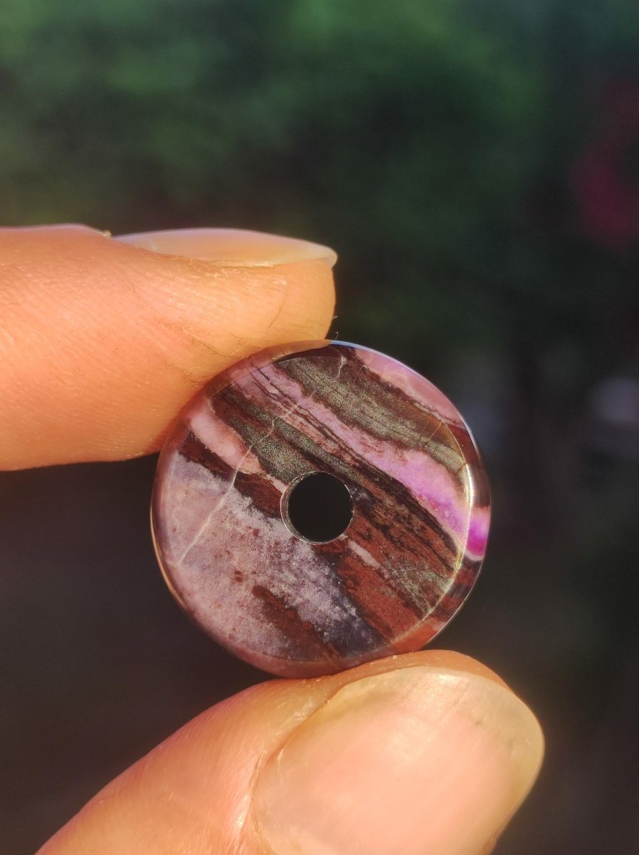 Sugilith Schutz Donut Edelstein Kristall Heilstein Rarität Selten Sammler Sugilit lila Anhänger rund Geschenk Mann Frau Er Sie Freund violet - Art of Nature Berlin