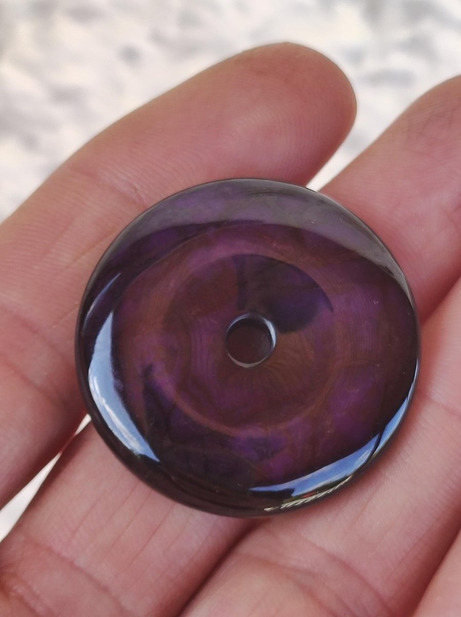 Sugilith Schutz Donut Edelstein Kristall Heilstein Rarität Selten Sammler Sugilit lila Anhänger rund Geschenk Mann Frau Er Sie Freund violet - Art of Nature Berlin