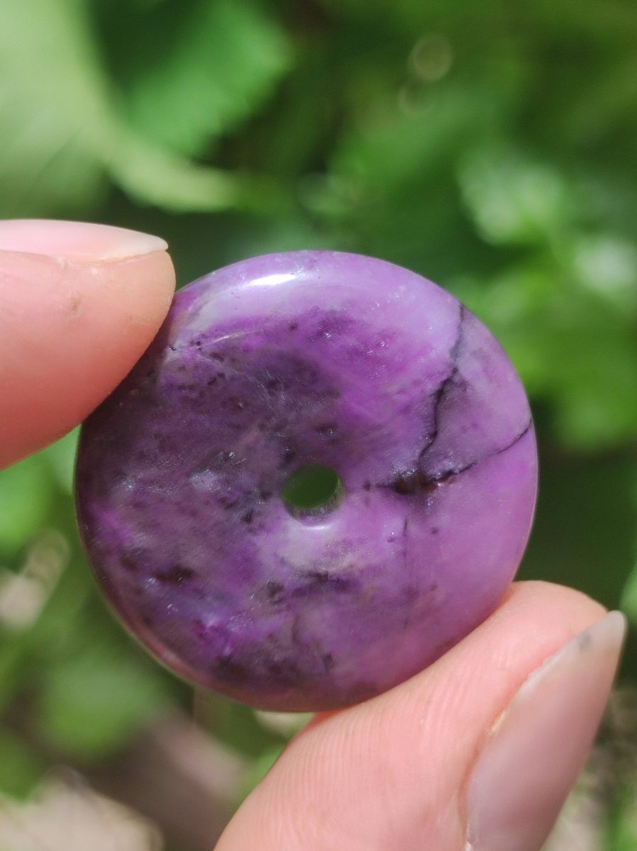 Sugilith Schutz Donut Edelstein Kristall Heilstein Rarität Selten Sammler Sugilit lila Anhänger rund Geschenk Mann Frau Er Sie Freund violet - Art of Nature Berlin