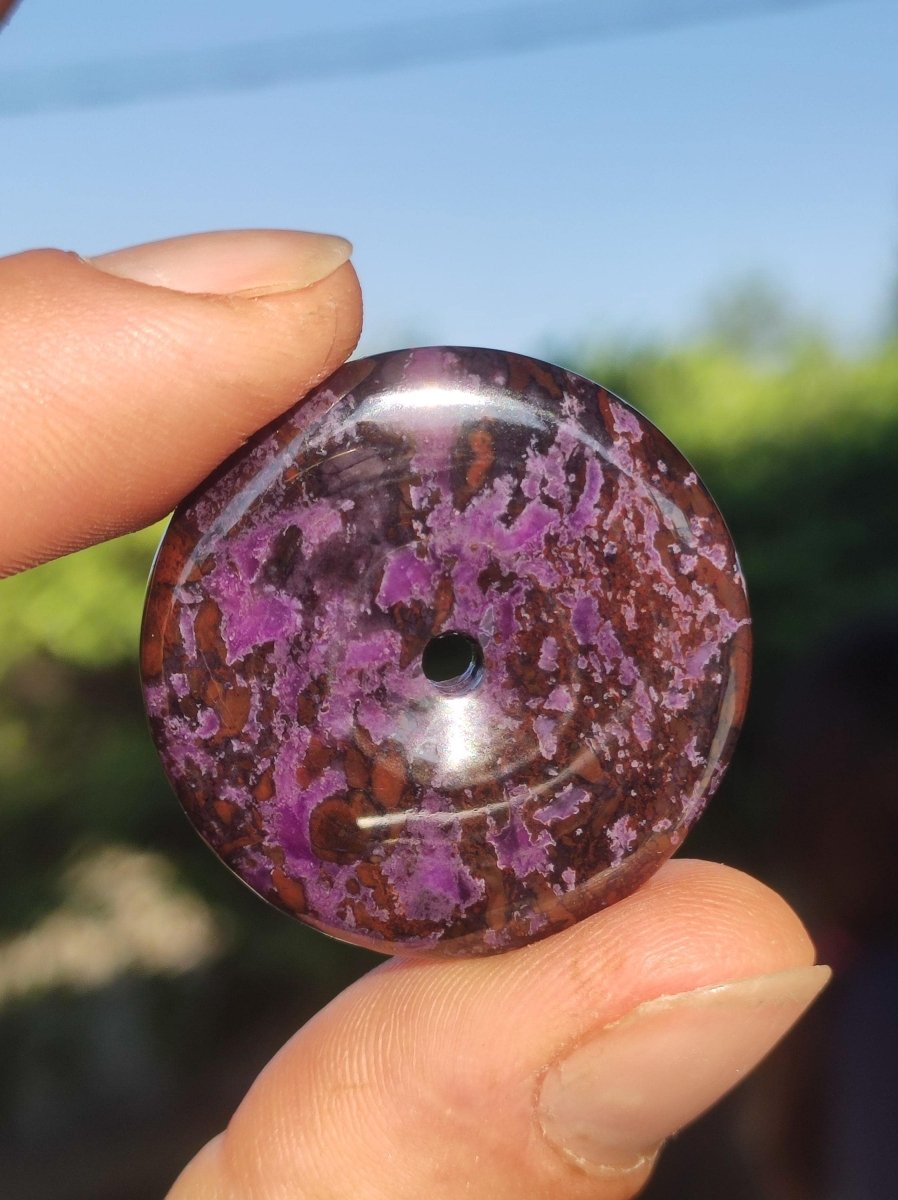 Sugilith Schutz Donut Edelstein Kristall Heilstein Rarität Selten Sammler Sugilit lila Anhänger rund Geschenk Mann Frau Er Sie Freund violet - Art of Nature Berlin