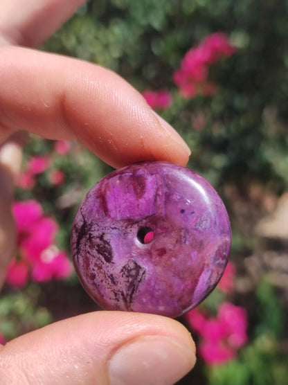 Sugilith Schutz Donut Edelstein Kristall Heilstein Rarität Selten Sammler Sugilit lila Anhänger rund Geschenk Mann Frau Er Sie Freund violet - Art of Nature Berlin