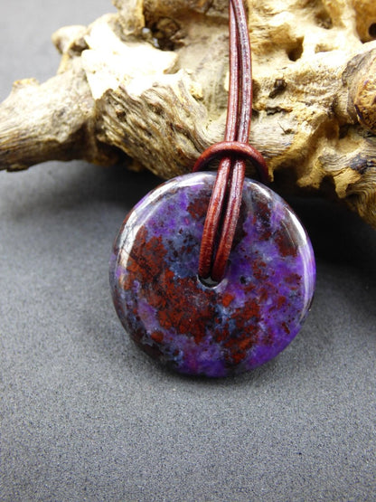 Sugilith Schutz Donut Edelstein Kristall Heilstein Rarität Selten Sammler Sugilit lila Anhänger rund Geschenk Mann Frau Er Sie Freund violet - Art of Nature Berlin