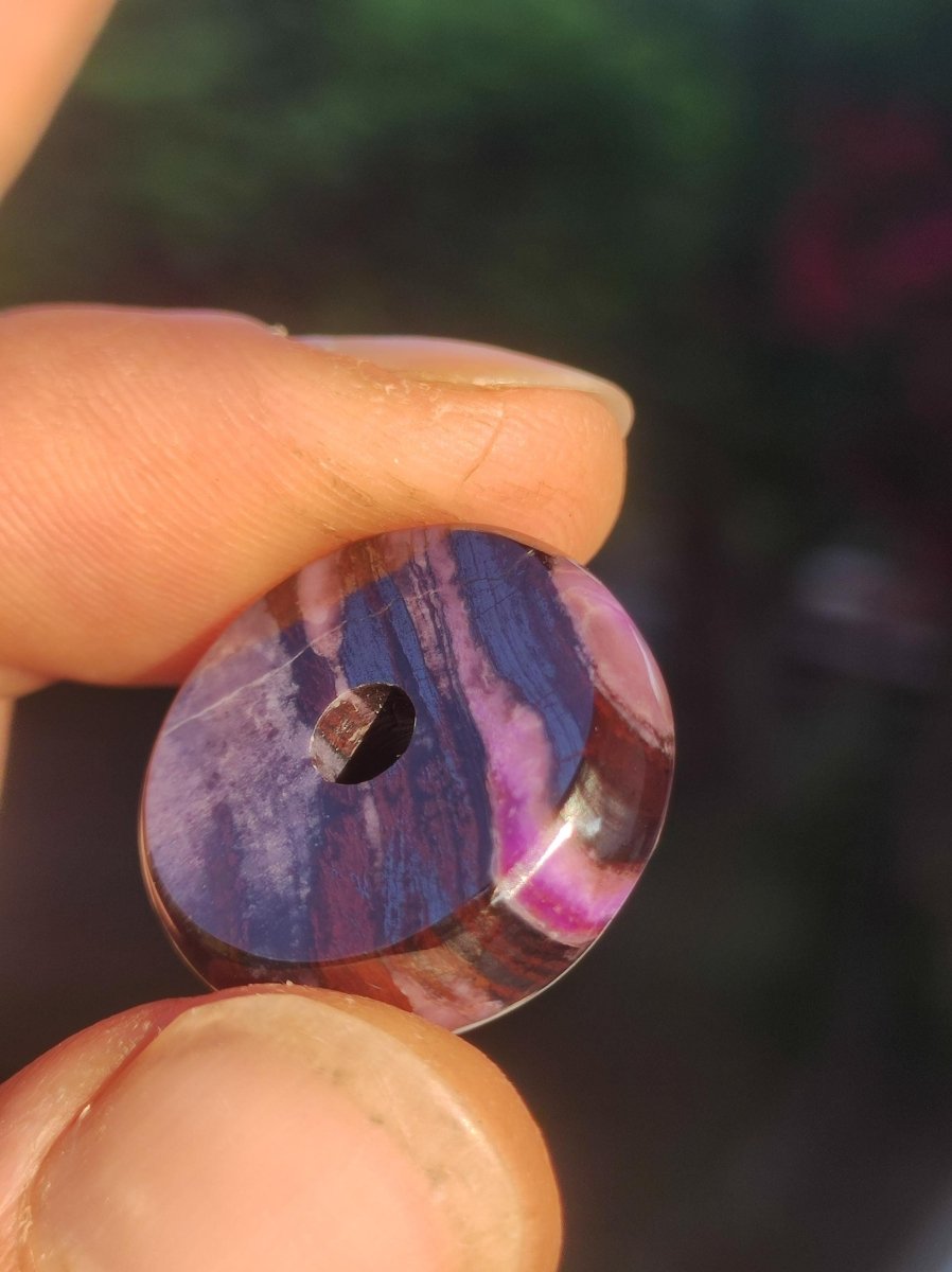 Sugilith Schutz Donut Edelstein Kristall Heilstein Rarität Selten Sammler Sugilit lila Anhänger rund Geschenk Mann Frau Er Sie Freund violet - Art of Nature Berlin