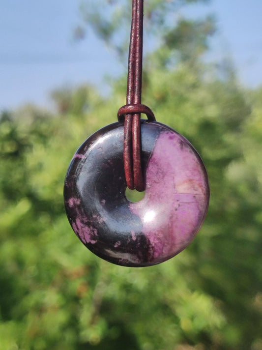 Sugilith Schutz Donut Edelstein Kristall Heilstein Rarität Selten Sammler Sugilit lila Anhänger rund Geschenk Mann Frau Er Sie Freund violet - Art of Nature Berlin