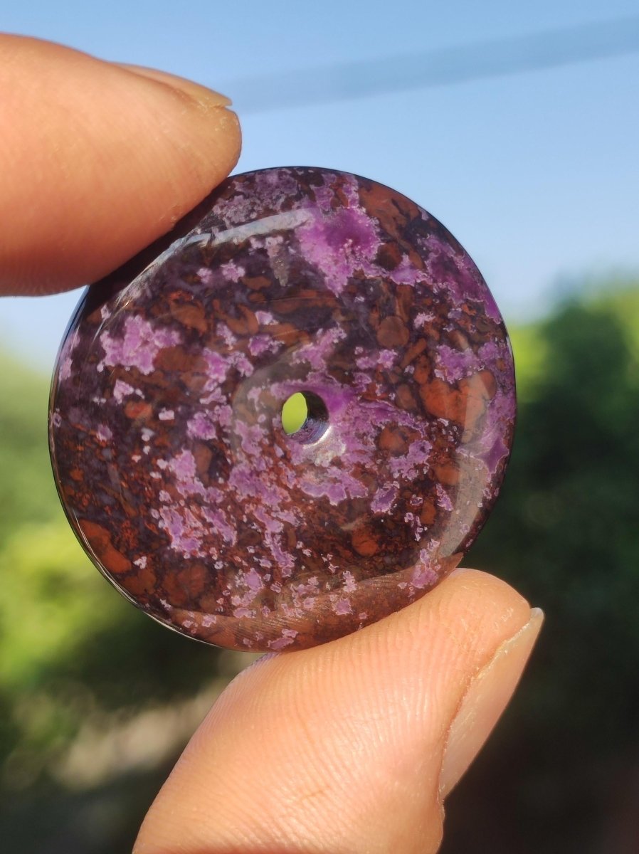 Sugilith Schutz Donut Edelstein Kristall Heilstein Rarität Selten Sammler Sugilit lila Anhänger rund Geschenk Mann Frau Er Sie Freund violet - Art of Nature Berlin