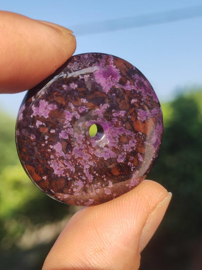 Sugilith Schutz Donut Edelstein Kristall Heilstein Rarität Selten Sammler Sugilit lila Anhänger rund Geschenk Mann Frau Er Sie Freund violet - Art of Nature Berlin