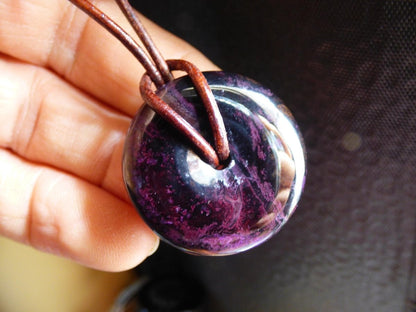 Sugilith Schutz Donut Edelstein Kristall Heilstein Rarität Selten Sammler Sugilit lila Anhänger rund Geschenk Mann Frau Er Sie Freund violet - Art of Nature Berlin
