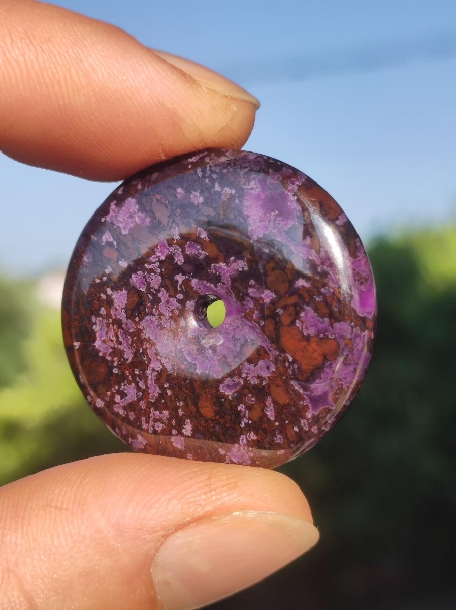 Sugilith Schutz Donut Edelstein Kristall Heilstein Rarität Selten Sammler Sugilit lila Anhänger rund Geschenk Mann Frau Er Sie Freund violet - Art of Nature Berlin