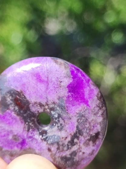 Sugilith Schutz Donut Edelstein Kristall Heilstein Rarität Selten Sammler Sugilit lila Anhänger rund Geschenk Mann Frau Er Sie Freund violet - Art of Nature Berlin