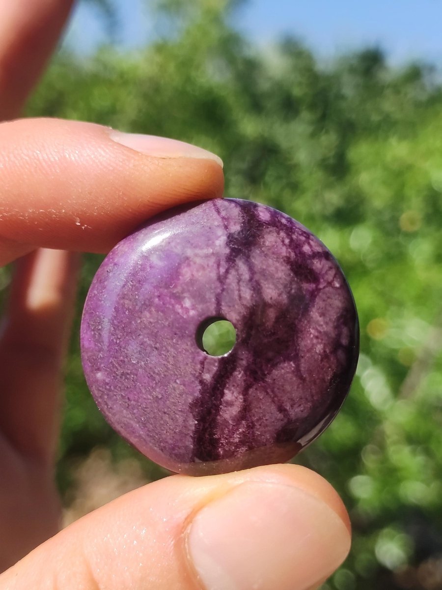 Sugilith Schutz Donut Edelstein Kristall Heilstein Rarität Selten Sammler Sugilit lila Anhänger rund Geschenk Mann Frau Er Sie Freund violet - Art of Nature Berlin