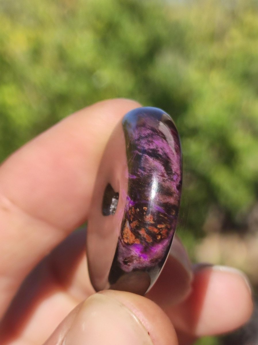 Sugilith Schutz Donut Edelstein Kristall Heilstein Rarität Selten Sammler Sugilit lila Anhänger rund Geschenk Mann Frau Er Sie Freund violet - Art of Nature Berlin