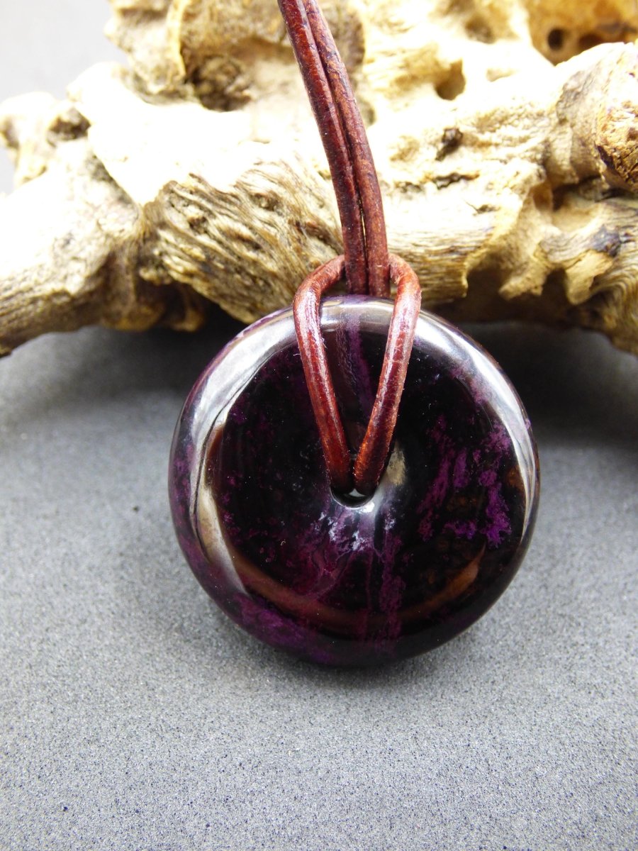 Sugilith Schutz Donut Edelstein Kristall Heilstein Rarität Selten Sammler Sugilit lila Anhänger rund Geschenk Mann Frau Er Sie Freund violet - Art of Nature Berlin