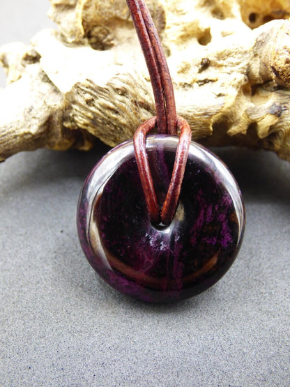 Sugilith Schutz Donut Edelstein Kristall Heilstein Rarität Selten Sammler Sugilit lila Anhänger rund Geschenk Mann Frau Er Sie Freund violet - Art of Nature Berlin