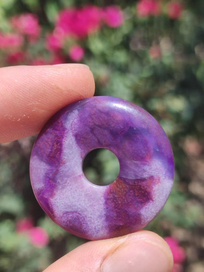 Sugilith Schutz Donut Edelstein Kristall Heilstein Rarität Selten Sammler Sugilit lila Anhänger rund Geschenk Mann Frau Er Sie Freund violet - Art of Nature Berlin
