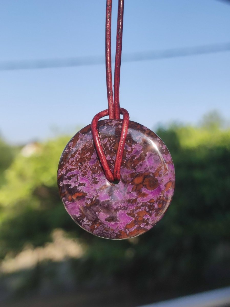 Sugilith Schutz Donut Edelstein Kristall Heilstein Rarität Selten Sammler Sugilit lila Anhänger rund Geschenk Mann Frau Er Sie Freund violet - Art of Nature Berlin