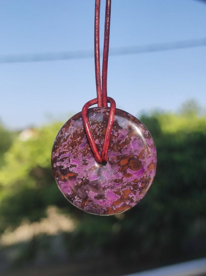 Sugilith Schutz Donut Edelstein Kristall Heilstein Rarität Selten Sammler Sugilit lila Anhänger rund Geschenk Mann Frau Er Sie Freund violet - Art of Nature Berlin